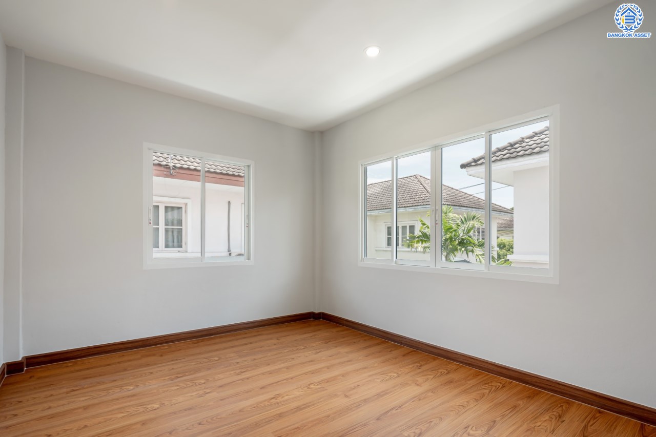 บ้านมือสองตกแต่งใหม่ ม.ชัยพฤกษ์ บางบัวทอง บ้านเดี่ยวจากแบรนด์ LH เนื้อที่ 61.7 ตร.ว. ฟังก์ชัน 3 ห้องนอน 3 ห้องน้ำ จอดรถได้ 1 คัน พร้อม Facilities ครบครัน บนทำเลเดินทางสะดวก ติดถนนบางกรวย-ไทรน้อย ใกล้เซ็นทรัลเวสต์เกต และรถไฟฟ้าสายสีม่วง "สถานีบางพลู"